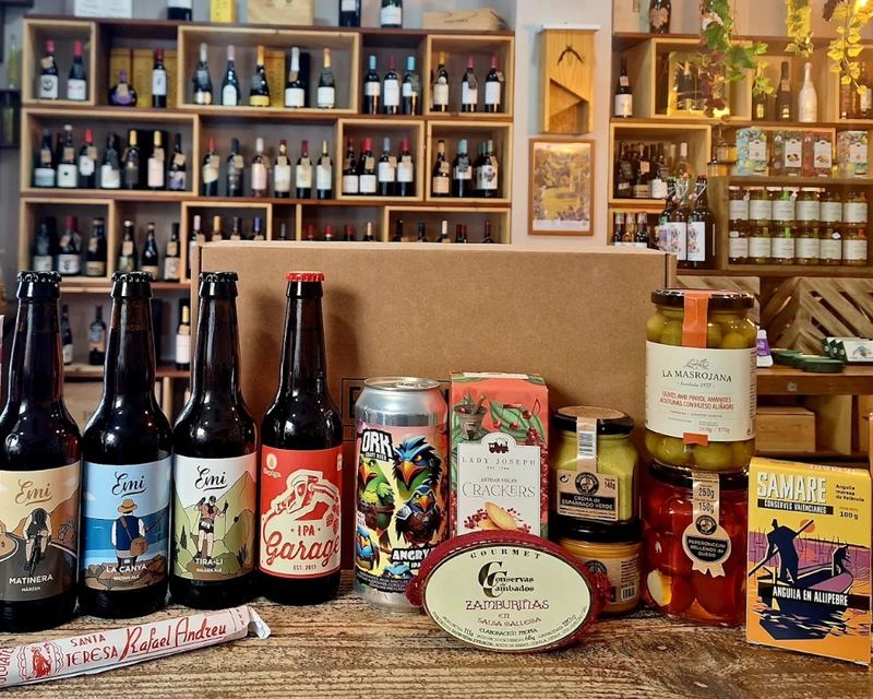 Caja con cervezas artesanas y conservas