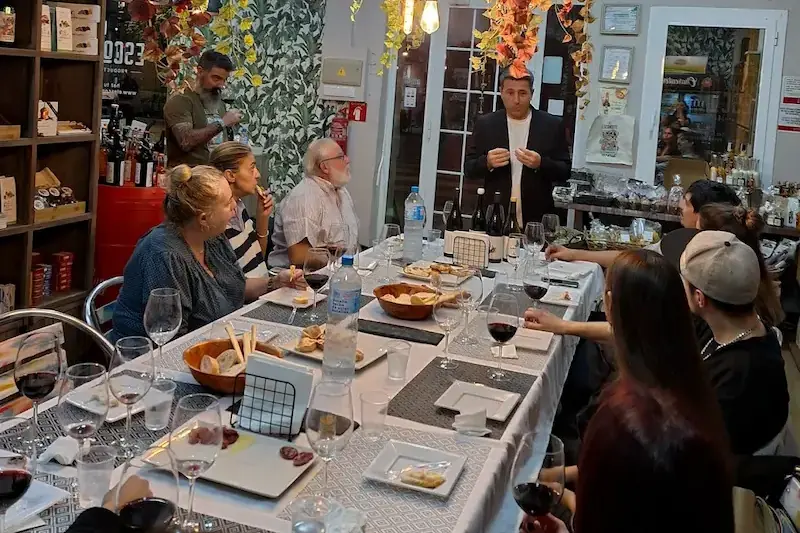 Cata de vinos en la tienda El Escondite Gourmet, en Ruzafa