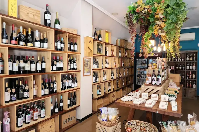 Interior de la tienda El Escondite Gourmet con vinos y productos valencianos