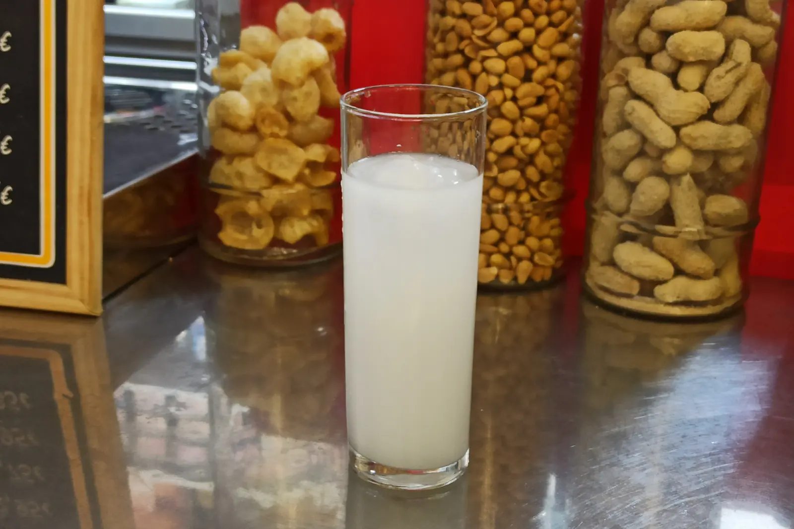 Paloma (casalla con agua) en la barra de un bar de Alicante, junto a tarros de cacahuetes