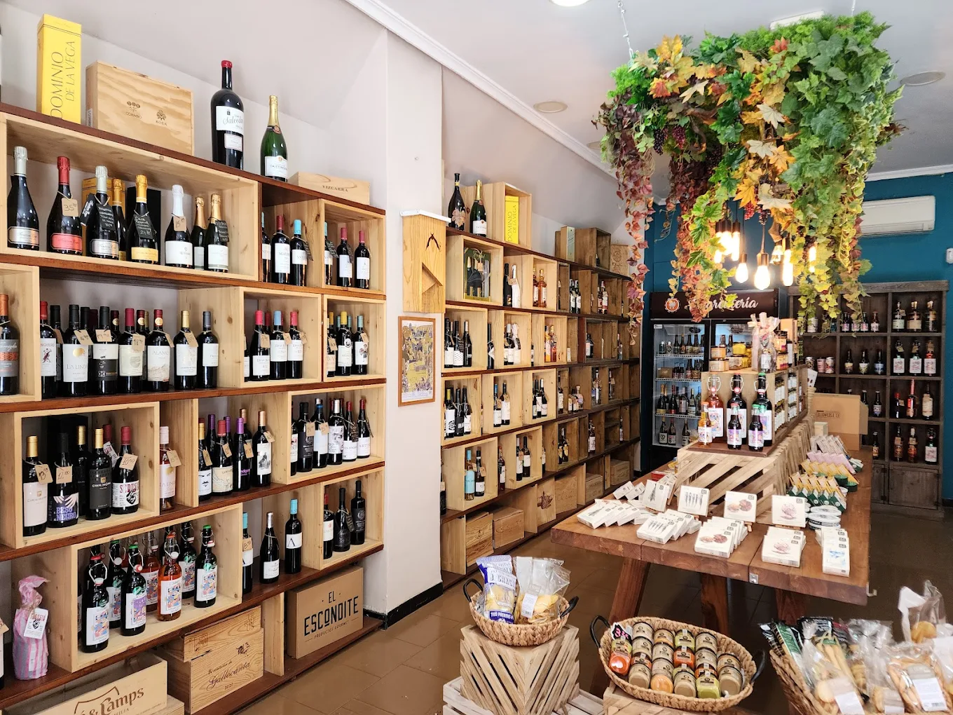 Interior acogedor con selección de vinos y productos delicatessen